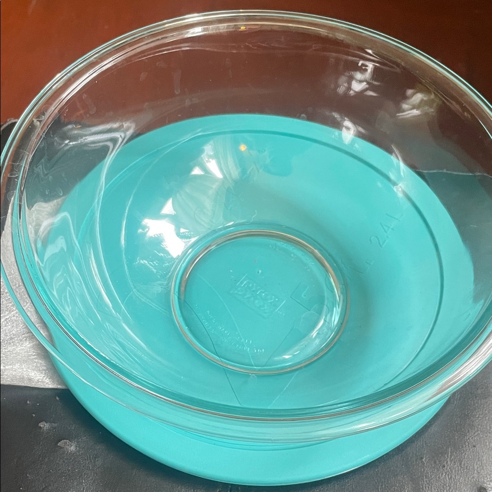 Clear Glass Mixing Bowl with Turquoise Silicone Base